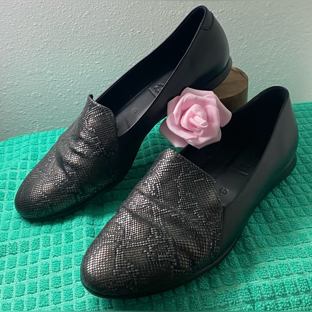 NWT.. ECCO WOMENS LOAFERS IN TEXTURED BLACK SNAKE